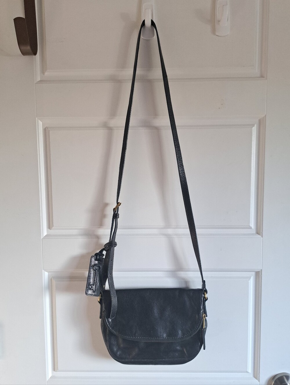 Fossil Black Leather Crossbody Bag with Adjustable Strap